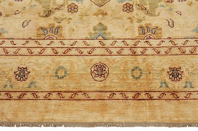 Lot 35 - A FINE ARTS & CRAFTS DESIGN CARPET