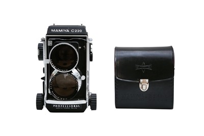 Lot 389 - A Mamiya C220 Medium Format TLR Camera