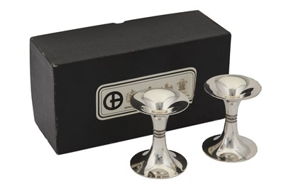 Lot 557 - A pair of Elizabeth II sterling silver modernist candlesticks, London 1992 by Gerald Benney (1930-2008)