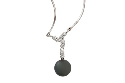 Lot 149 - A cultured pearl and diamond pendant necklace
