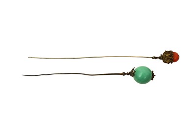 Lot 577 - A CHINESE JADE HAT PIN AND A GLASS PIN