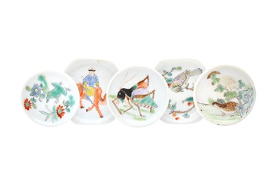 Lot 469 - A GROUP OF FIVE CHINESE FAMILLE-ROSE SNUFF DISHES
