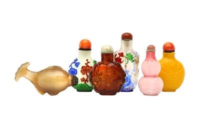 Lot 465 - A GROUP OF FIVE CHINESE BEIJING GLASS AND A HARDSTONE SNUFF BOTTLE