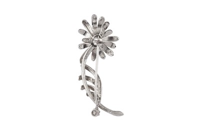 Lot 16 - A diamond flower brooch