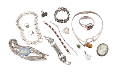 Lot 377 - A MISCELLANEOUS COLLECTION OF SILVER JEWELLERY
