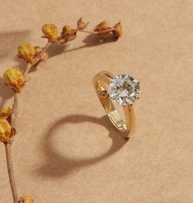 Lot 160 - A single-stone diamond ring