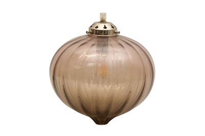 Lot 664 - A CONTEMPORARY GLASS PENDANT LAMP