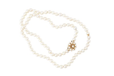 Lot 394 - A CULTURED PEARL NECKLACE