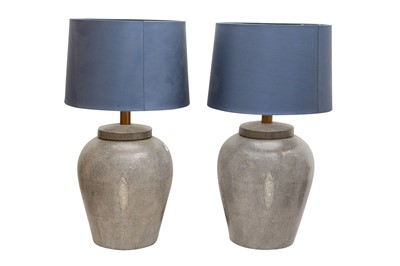 Lot 679 - A PAIR OF CONTEMPORARY PORCELAIN TABLE LAMPS