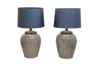 Lot 679 - A PAIR OF CONTEMPORARY PORCELAIN TABLE LAMPS