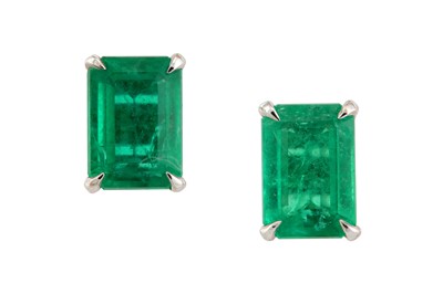 Lot 18 - A pair of emerald earstuds