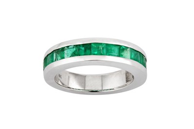 Lot 17 - An emerald half-hoop ring