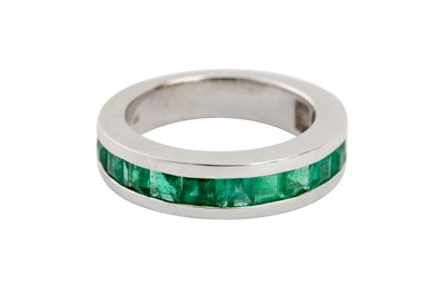 Lot 17 - An emerald half-hoop ring