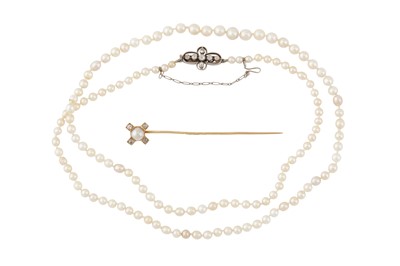 Lot 403 - A PEARL NECKLACE WITH A DIAMOND CLASP AND STICKPIN