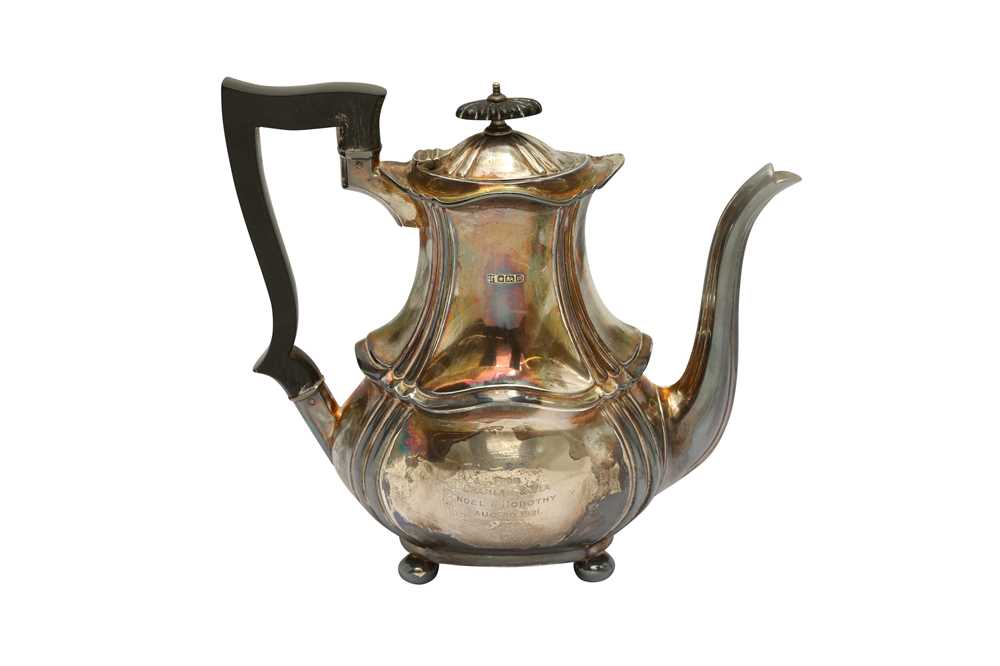 Lot 239 - A GEORGE V STERLING SILVER COFFEE POT, SHEFFIELD 1914 BY COOPER BROTHERS LTD