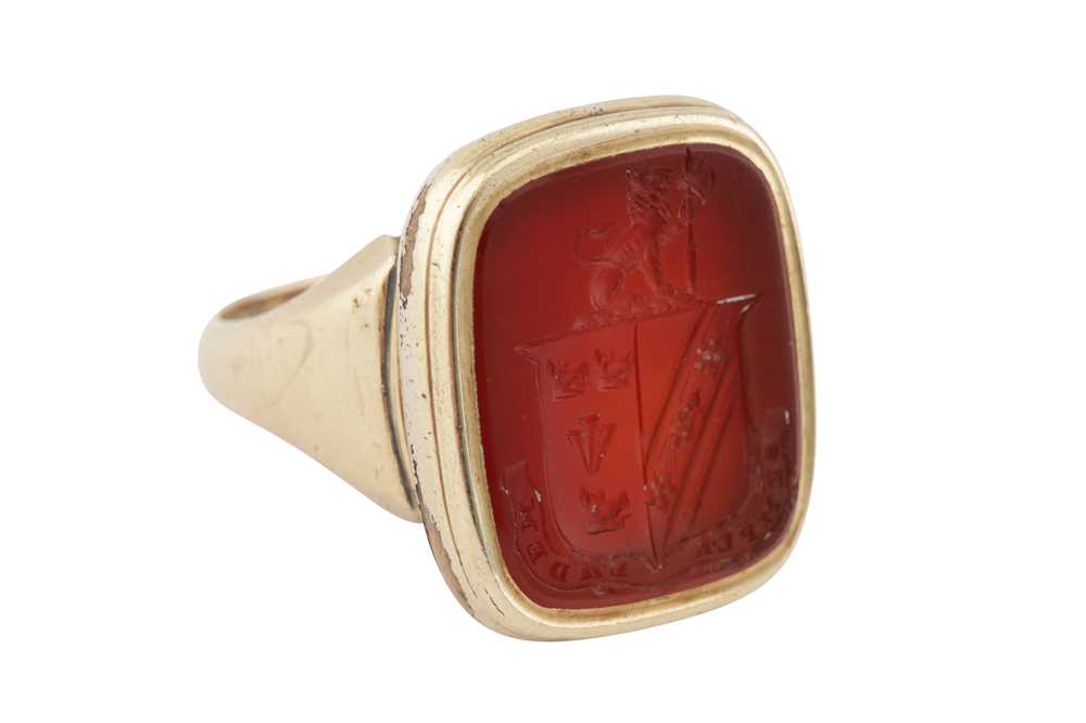 Lot 392 - A CARNELIAN INTAGLIO SEAL RING