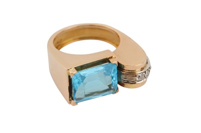 Lot 41 - A blue topaz and diamond ring
