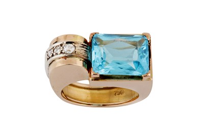 Lot 41 - A blue topaz and diamond ring