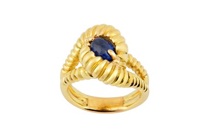 Lot 157 - A sapphire dress ring