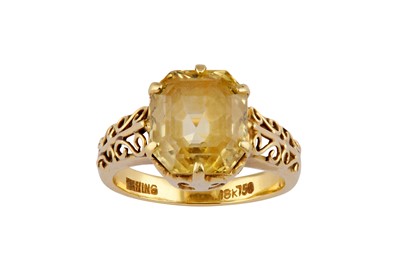 Lot 136 - A yellow sapphire single-stone ring