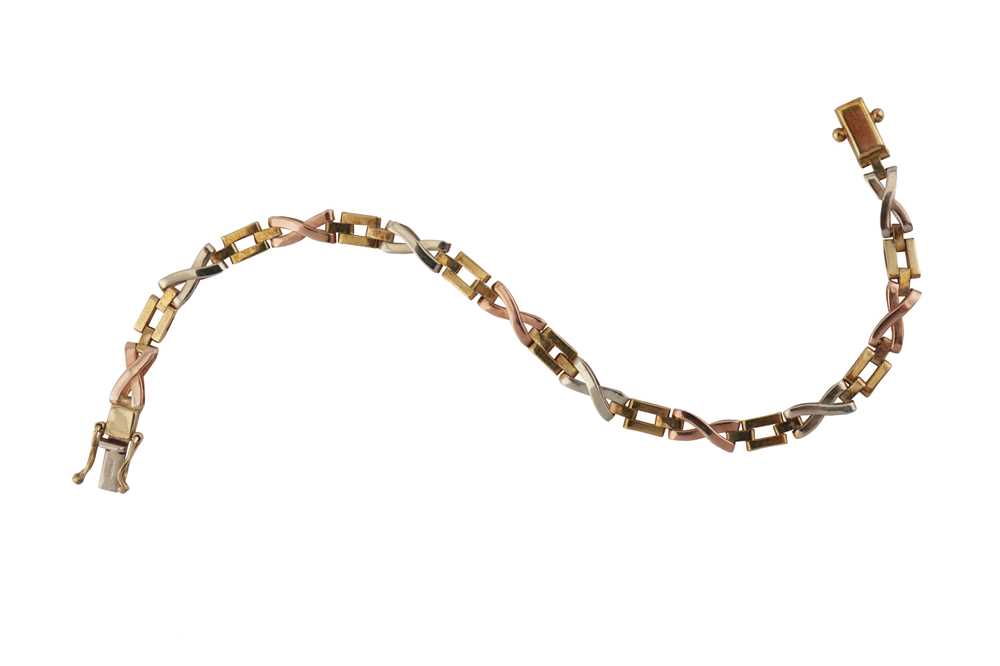 Lot 412 - A TRI-COLOURED GOLD BRACELET