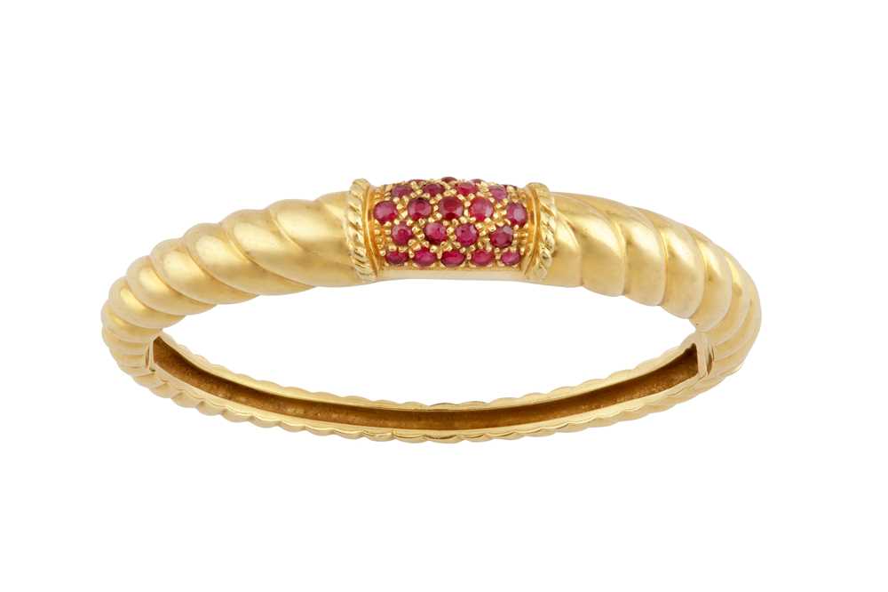 Lot 110 - A ruby bangle