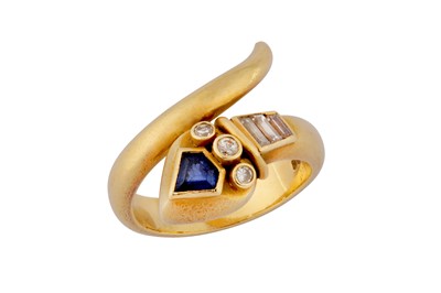 Lot 3 - de Vroomen | A sapphire and diamond snake ring