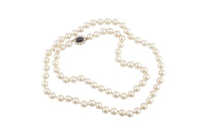 Lot 43 - A cultured pearl necklace with a sapphire and diamond cluster clasp