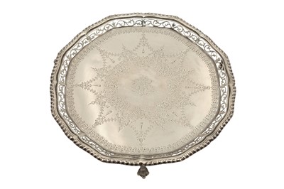 Lot 279 - AN EDWARDIAN STERLING SILVER SMALL SALVER, LONDON 1905 BY JACKSON AND FULLERTON