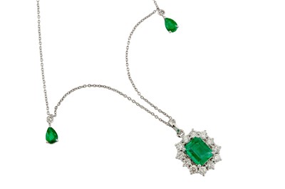 Lot 13 - An emerald and diamond pendant necklace