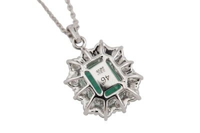 Lot 13 - An emerald and diamond pendant necklace