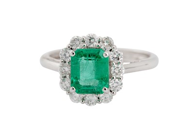 Lot 7 - An emerald and diamond cluster ring