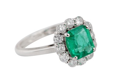 Lot 7 - An emerald and diamond cluster ring