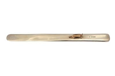 Lot 1206 - A VICTORIAN STERLING SILVER AND UNMARKED GOLD MOUNTED NOVELTY SHOE HORN, LONDON 1892 BY FREDERICK EDMONDS
