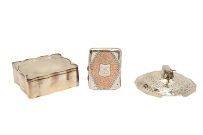 Lot 67 - A MIXED GROUP INCLUDING AN EDWARDIAN STERLING SILVER CIGARETTE BOX, LONDON 1904 BY ZIMMERMAN