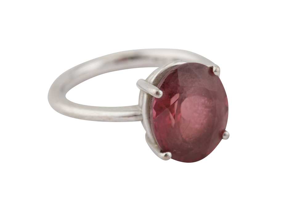 Lot 422 - A PINK TOURMALINE RING