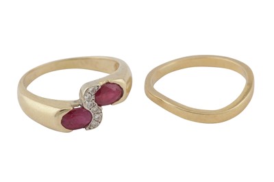 Lot 423 - A RUBY AND DIAMOND RING AND BAND RING