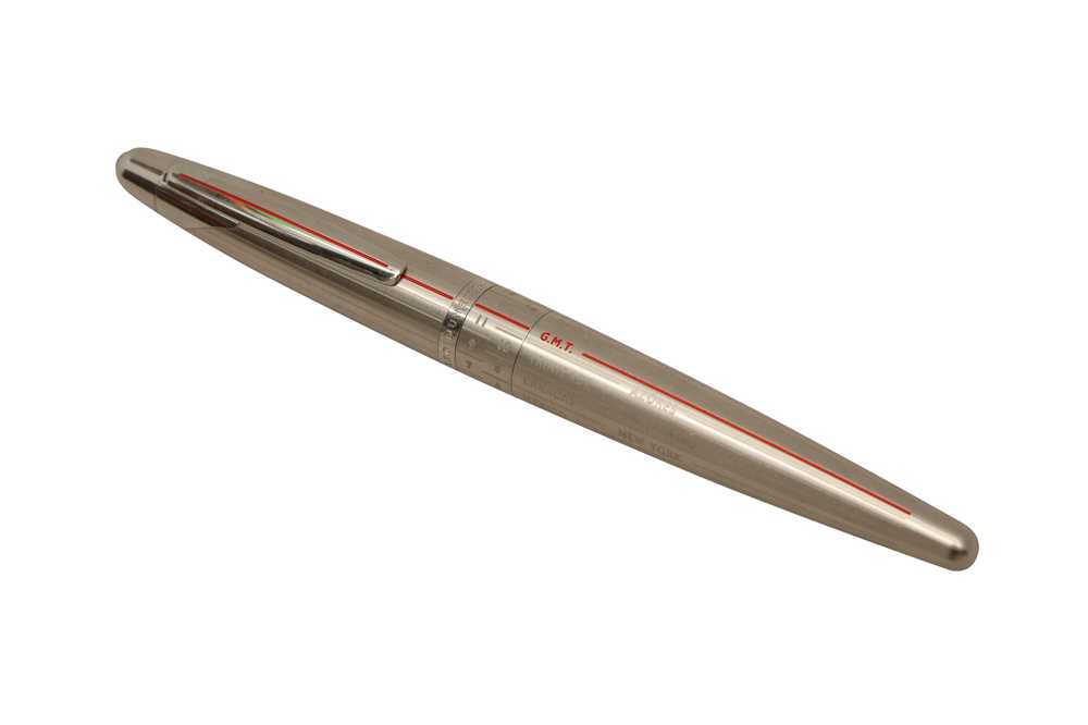 Lot 87 ALFRED DUNHILL A TORPEDO G M T WORLD TIME lot-87-alfred-dunhill-a-torpedo-g-m-t-world-time