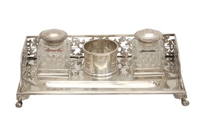 Lot 284 - A VICTORIAN STERLING SILVER INKSTAND, LONDON 1898, BY HUNT & ROSKELL LTD
