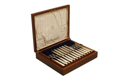 Lot 213 - A CASED SET OF GEORGE V STERLING SILVER FRUIT EATERS, LONDON 1933 BY TESSIERS LTD (HERBERT & LAURIE PARSONS)