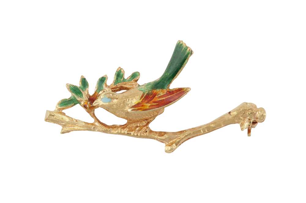 Lot 407 - AN ENAMEL BIRD BROOCH