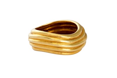 Lot 34 - A band ring