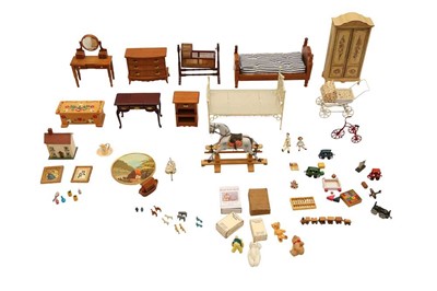 Lot 826 - A COLLECTION OF DOLLS HOUSE FURNITURE, FURNISHINGS & MINIATURES