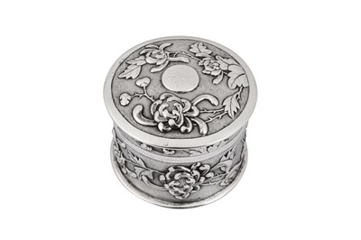 Lot 173 - An early 20th century Chinese Export silver dressing table jar, Shanghai circa 1910 by Sheng retailed by Tuck Chang