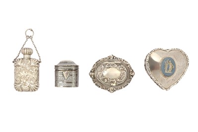 Lot 83 - A MIXED GROUP OF STERLING SILVER INCLUDING A VICTORIAN SCENT BOTTLE