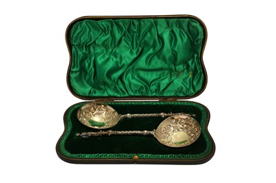 Lot 1244 - A CASED SET OF VICTORIAN STERLING SILVER GILT FRUIT SERVING SPOONS, LONDON 1900 BY WAKLEY AND WHEELER