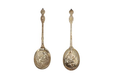 Lot 1243 - A CASED SET OF VICTORIAN STERLING SILVER GILT FRUIT SERVING SPOONS, LONDON 1897 BY ROBERT STEBBINGS