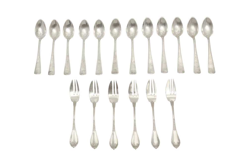 Lot 234 - A SET OF SIX EARLY 20TH CENTURY GERMAN 800 STANDARD SILVER HOUR D’OEURVE FORKS, RETAILED BY BONEBAKKER AND ZOON