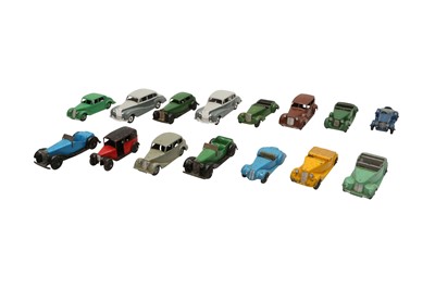 Lot 794 - DINKY TOYS: A GROUP OF ASSORTED UNBOXED CARS