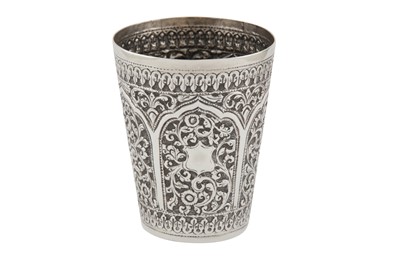 Lot 117 - A LATE 19TH / EARLY 20TH CENTURY ANGLO - INDIAN SILVER BEAKER, POONA OR BOMBAY CIRCA 1900